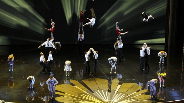 Intermezzo mezi vyhlaováním jednotlivých kategorií - Cirque du Soleil.