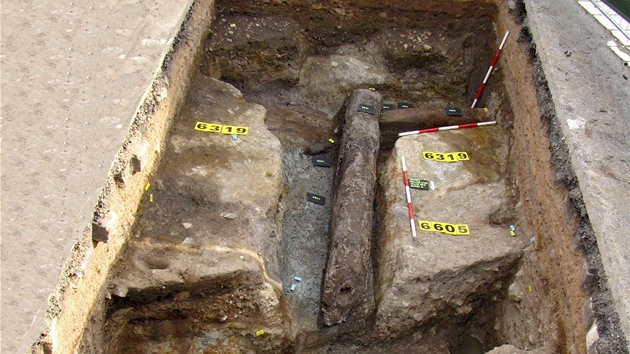 Stedovký vodovod odkrytý archeology na Velkém námstí v Hradci Králové