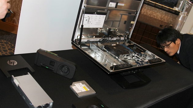 Pracovní stanice HP Z1. Unikátní poíta, který se otevírá jako kufík.