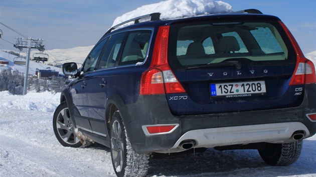 MEZI SJEZDOVKAMI. Na snhu reagoval XC70 dobe i pi sjezdech podél lyaských