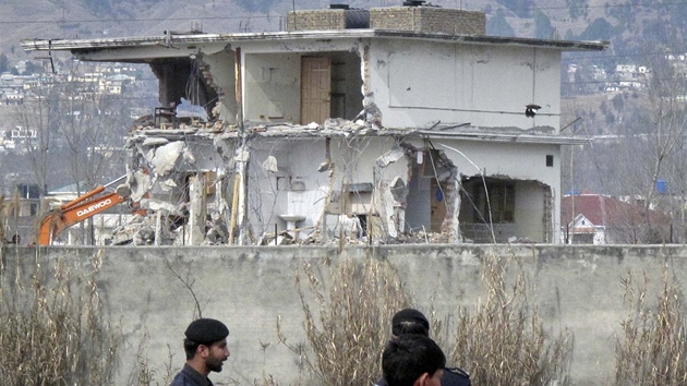 Pákistánské úřady začaly bořit dům v Abbottábádu, v němž žil před smrtí terorista Usáma bin Ládin. (26. února 2012)