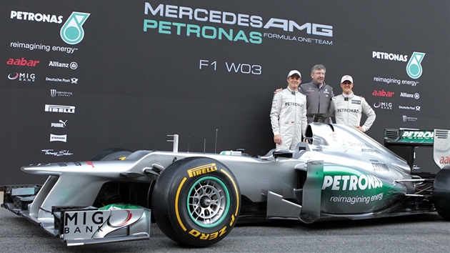 MERCEDES PED STARTEM. Zleva: Nico Rosberg, Ross Brawn a Michael Schumacher s