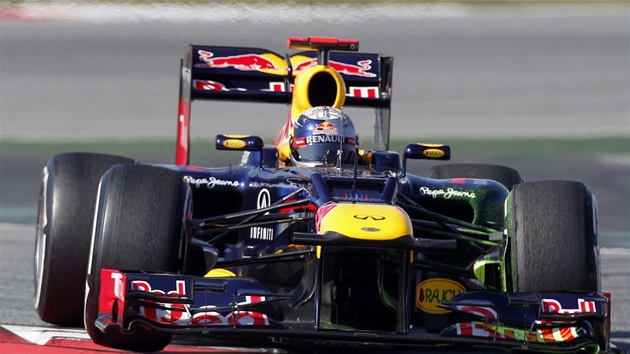 Sebastian Vettel s vozem Red Bull si jede pro nejrychlej as vodnho testovacho dne sezony 2012 na okruhu v Barcelon.