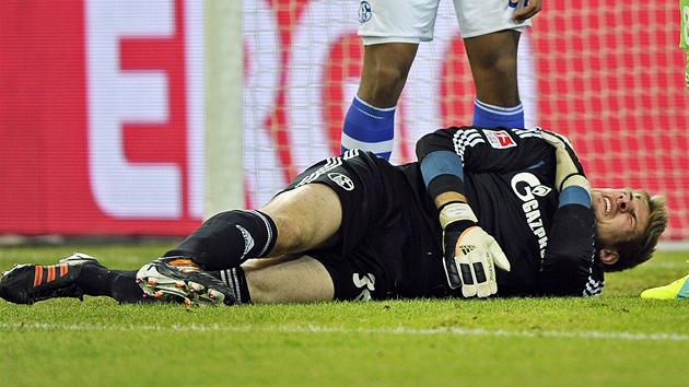 BOLÍ TO. Lars Unnerstall, branká� Schalke, zápas n�mecké ligy nedochytal. Kv�li