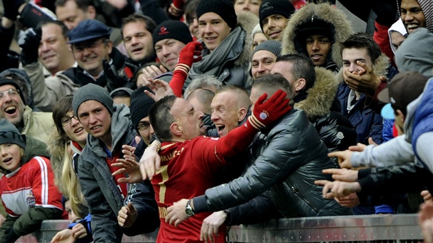 JDU MEZI VÁS. Franck Ribery oslavuje s fanou�ky Bayernu Mnichov. V ned�lním