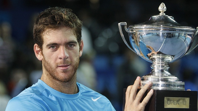 Argentinsk tenista Juan Martn del Potro pzuje s trofej po finlovm vtzstv na turnaji v Marseille.