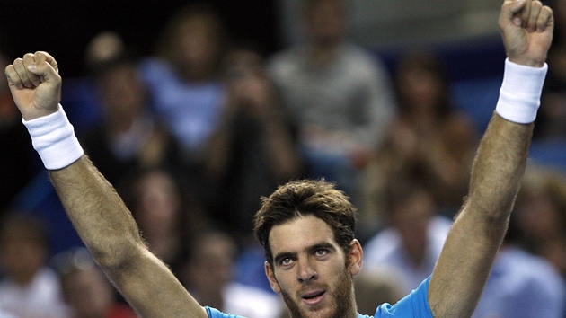 RUCE NAHOE. Argentinsk tenista Juan Martn del Potro se raduje - prv ovldl turnaj v Marseille.