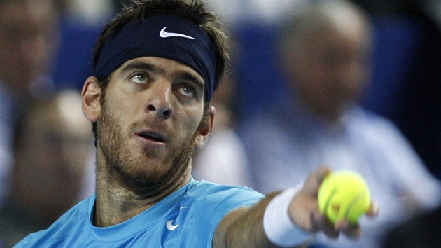 Juan Martn del Potro z Argentiny podv ve finle tenisovho turnaje v Marseille.