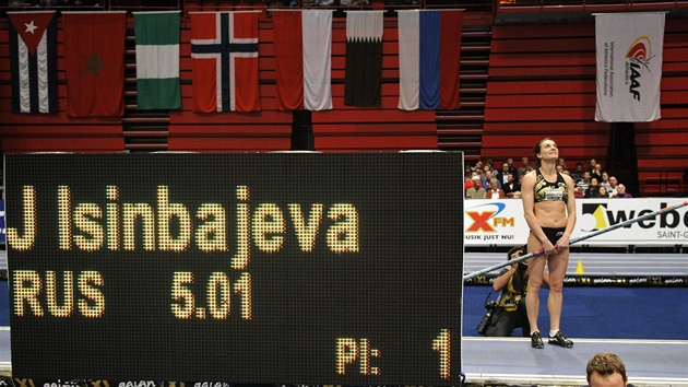 Jelena Isinbajevová astn kouká na laku, která vydrela na stojanech v