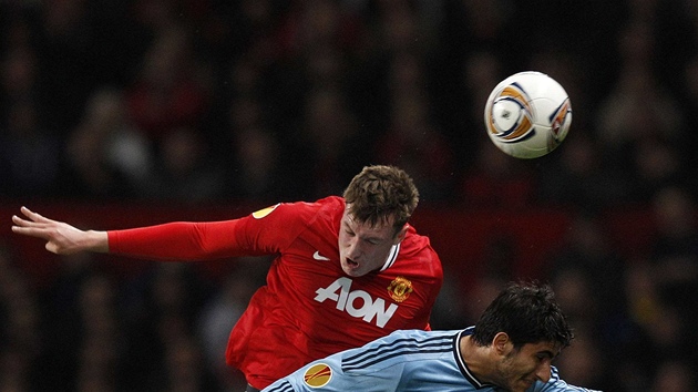 VE VZDUCHU. Hlavi�kový souboj svád�jí Phil Jones z Manchesteru United (vlevo) a