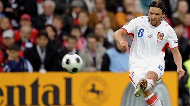 Dalí Euro. eský obránce Marek Jankulovski zahrává jednu ze standardních...