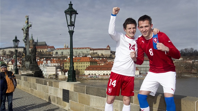 Fotbalov reprezentanti Vclav Pila (vlevo) a Tom Pekhart pzovali na Karlov most v novch sadch dres.