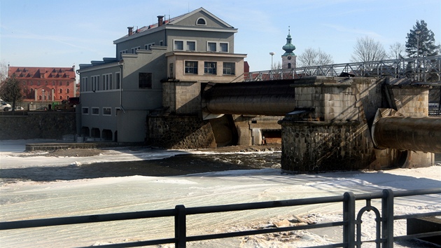 Silná vrstva ledu, která ucpává koryto Vltavy v eských Budjovicích, zvedá