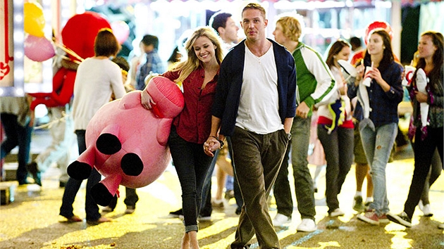 Tuck (Tom Hardy) a Lauren (Reese Witherspoonová) a rový plyák z Matjské ve...