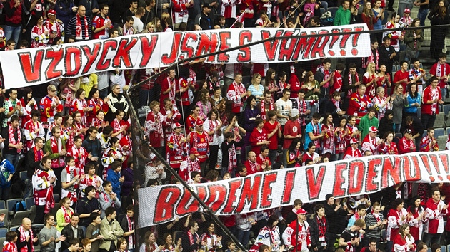 Fanouci hokejov Slavie se rozlouili s 02arenou a svmu tmu prostednictvm choreografie pislbili podporu i v Edenu.