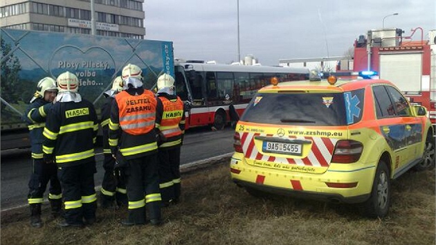 Na Prmyslov ulici v Praze se srazil autobus MHD s nkladnm autem.