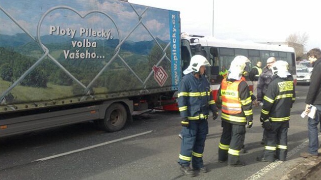 Na Prmyslov ulici v Praze se srazil autobus MHD s nkladnm autem.