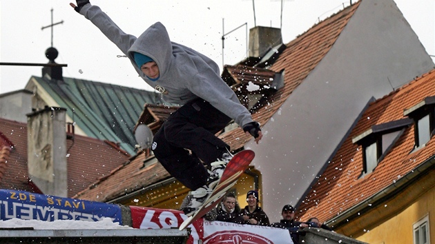 Snowboardisté létali v centru Chebu a nad stechami dom.