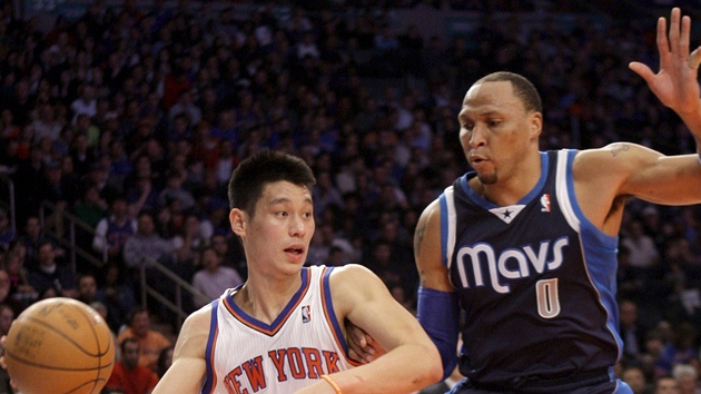 Jeremy Lin z New Yorku pihrává daleko a pry od Shawna Mariona z Dallasu.