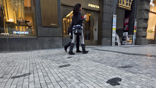 V centru Prahy se objevily goril stopy. lpoty vedou kolem sdla spolenosti Penta. (23. nora 2012, Praha)