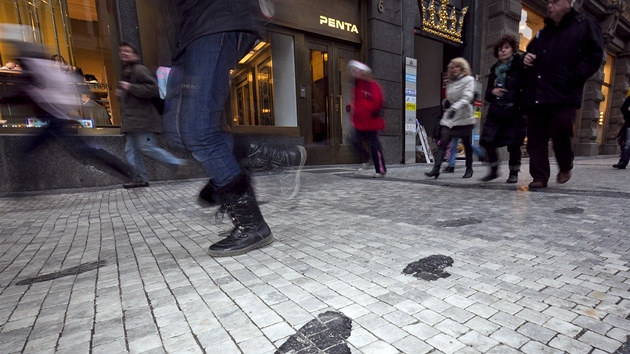 V centru Prahy se objevily goril stopy. lpoty vedou kolem sdla spolenosti Penta. (23. nora 2012, Praha)