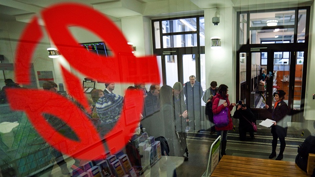 Cestovní kancelá� CorruptTour provádí turisty po pra�ském okruhu nazvaném T�i