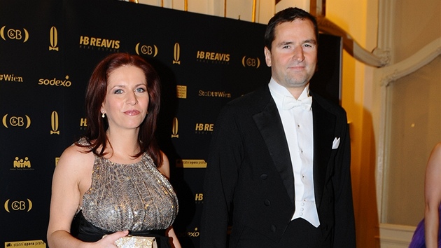 Andrea Verešová s manželem Danielem Volopichem na Plese v Opeře 2010 sice barevně ladili, ale jejich oblečení vykazuje závažné prohřešky proti etiketě.