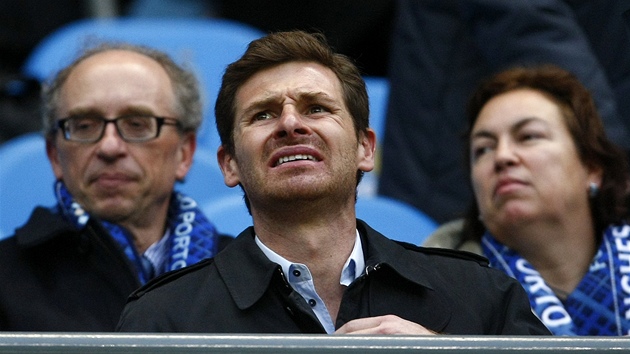FANDÍ BÝVALÉMU KLUBU. André Villas-Boas, trenér Chelsea, fandí fotbalist�m