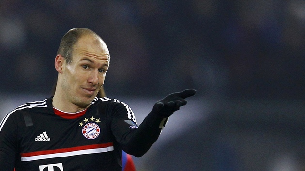 PRO JSI TAM NENABHL? Arjen Robben z Bayernu Mnichov kárá nkterého ze svých...