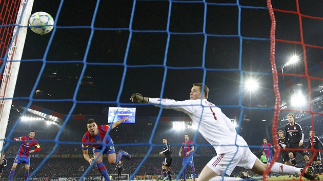 TY ZACHRNCEM. Manuel Neuer, brank Bayernu Mnichov, se jen ohl za stelou basilejskho Granita Xhaky. Od inkasovanho glu ho zachrnila ty. 