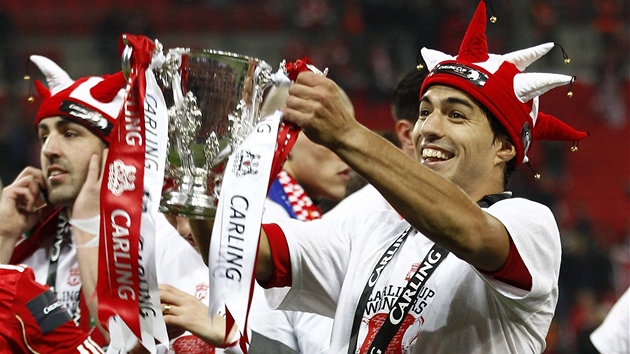 VESELÝ KAPÁREK. Liverpoolský útoník luis Suárez se raduje z triumfu v Ligovém