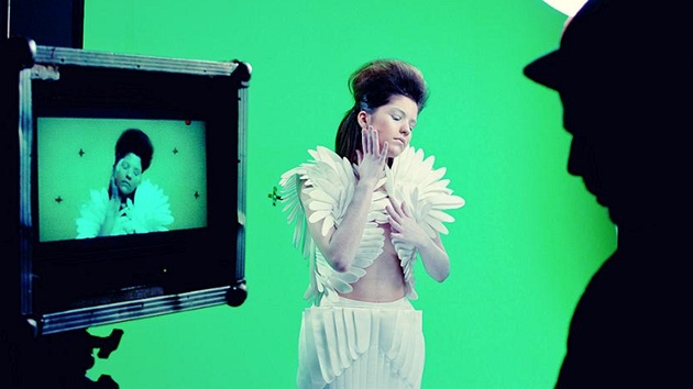 Celeste Buckingham pi natáení videoklipu Nobody Knows