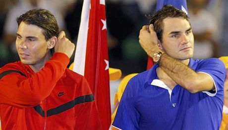 NESHODNOU SE. Rafael Nadal (vlevo) a Roger Federer nali dalí téma, na které
