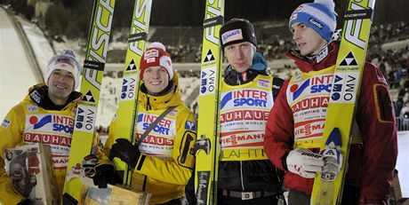 Vítzný rakouský tým po závod SP v letech na lyích v Lahti. Zleva Andreas