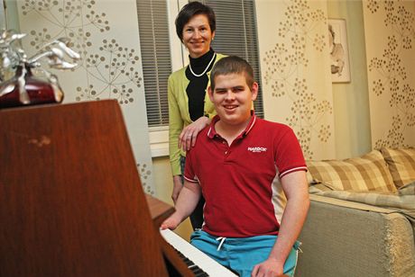 Nevidomý klavírista Adam Blaek s maminkou Evou.