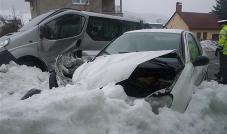 Peugeot po nehod v Hutisku-Solanci. Vz ídil zfetovaný mu bez idiského