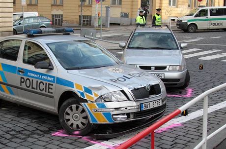 Rozlícený mu hodil po hádce s otcem popelnici na policení vz. (Ilustraní foto)