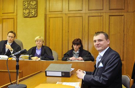 Soud vylouil z procesu s Vítem Bártou a Jaroslavem kárkou písedící Marii Jungwirthovou (na snímku druhá zleva).