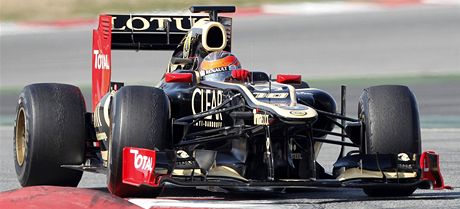 Sébastien Grosjean s vozem Lotus pi testech v Barcelon.