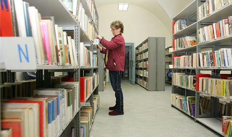 Mstská knihovna v Hostinném se pesthovala do nových prostor v opraveném