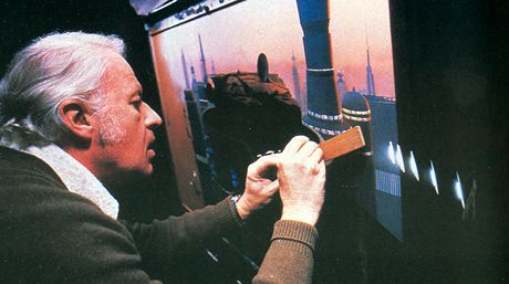 Ralph McQuarrie pi práci na Hvzdných válkách: Impérium vrací úder
