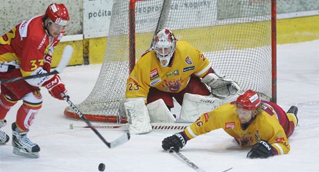 Hradecký hokejista Rostislav Marosz se blíí k jihlavské brance. Proti sob má