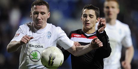 Momentka z ligového zápasu Mladá Boleslav - Slavia. Na snímku bojuje o mí domácí Václav Kalina (vlevo) a Václav Proek. Práv Kalina dal první gól svého týmu.