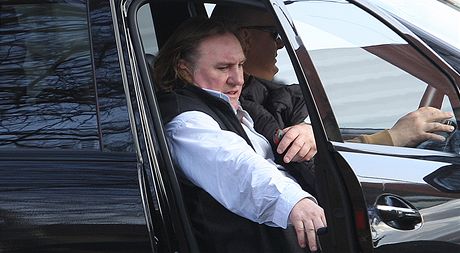 Gérard Depardieu pijídí na natáení v chotovském klátee. Vyfotografovat