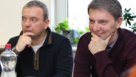 Brati se dlí o ledviny. Na snímku vpravo je Martin Jirásek, dárce ledviny, a vedle nj jeho bratr Pavel, kterého postihlo selhání tohoto ivotn dleitého orgánu. | foto: Jií Bervida, MF DNES
