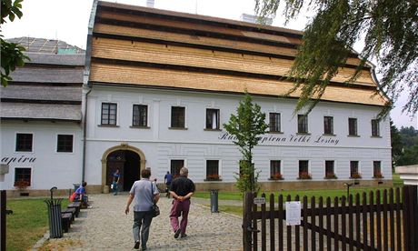 Budova runí papírny ve Velkých Losinách na umpersku. Ta u jednou usilovala o zapsání do seznamu UNESCO, te to chce zkusit znovu.