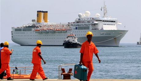 Výletní lo Costa Allegra se blíí do seychelského pístavu taena malou rybáskou lodí. (1. bezna 2012)