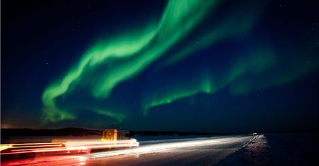 Pozorování polární záe pi jízd v automobilu islandská policie rozhodn nedoporuuje. Ilustraní snímek