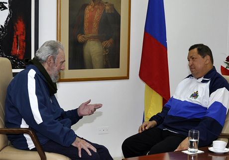 Fidel Castro rozmlouvá s venezuelských prezidentem Hugo Chávezem, kterého