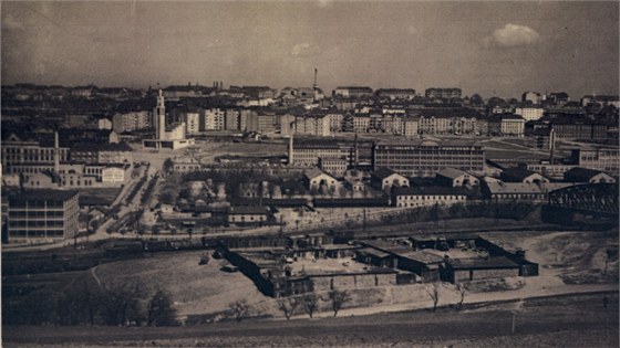 Pohled na Vršovice, vlevo je vidět kostel svatého Václava na náměstí Svatopluka